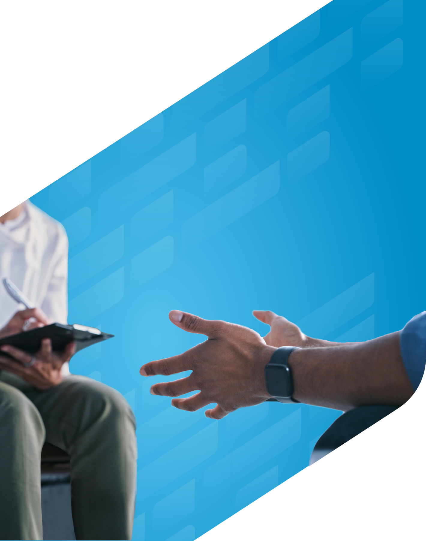 Photo en gros plan des mains d’un patient discutant avec un professionnel de la santé prenant des notes sur un presse-papiers